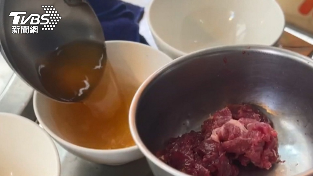 康樂街牛肉湯老闆罹患肺腺癌,老闆娘決定收攤陪老伴。(圖/TVBS)