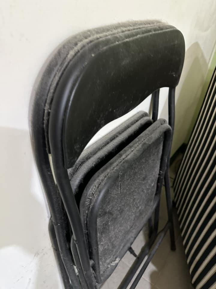 該名網友傻眼表示,整間屋子的牆壁、地板、家具都是霉斑。(圖/翻攝自當事人臉書)