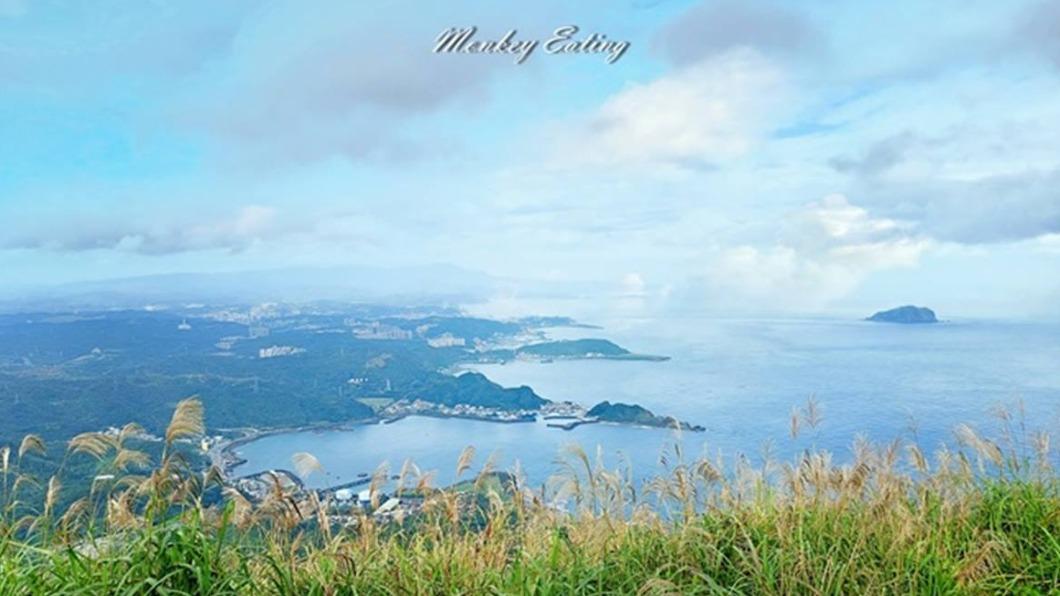 從三角點看出去的視野很寬闊,一望無際的大海,坐看整個台灣東北角海岸。(圖/貪吃猴的幻想提供)