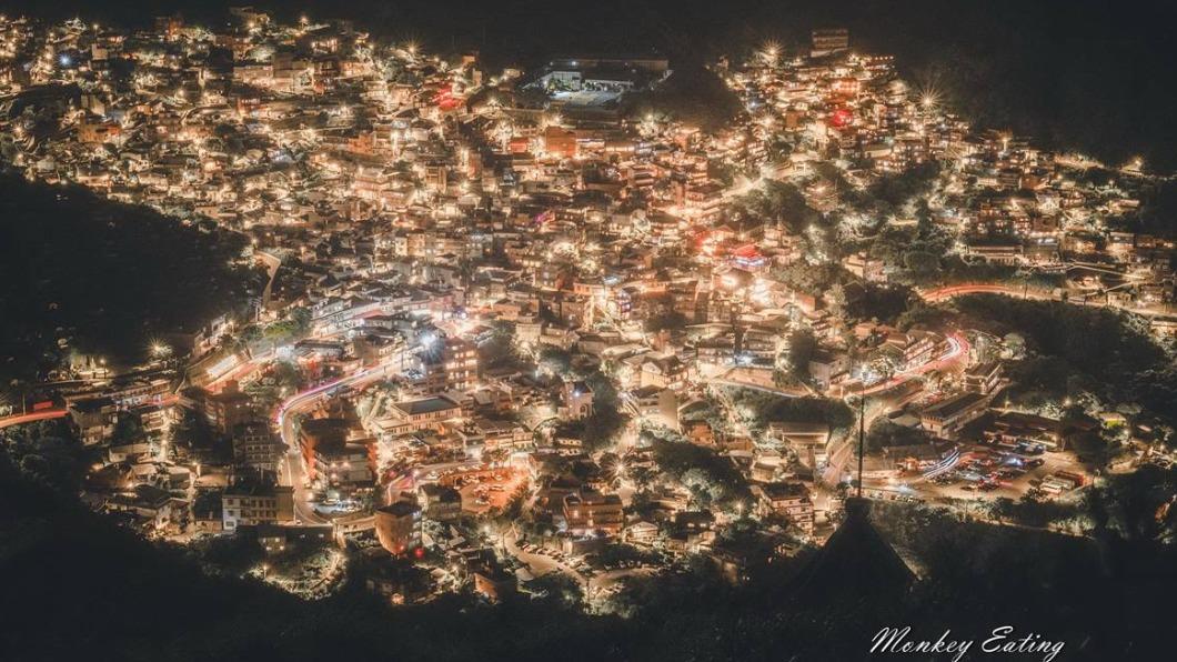 這張是長曝光的九份夜景,縮小光圈整個街景一覽無疑。(圖/貪吃猴的幻想提供)
