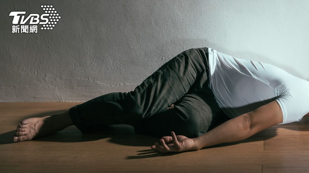 這名獨居男子被發現倒臥在家中地上、死亡多日。(示意圖/達志影像shutterstock)