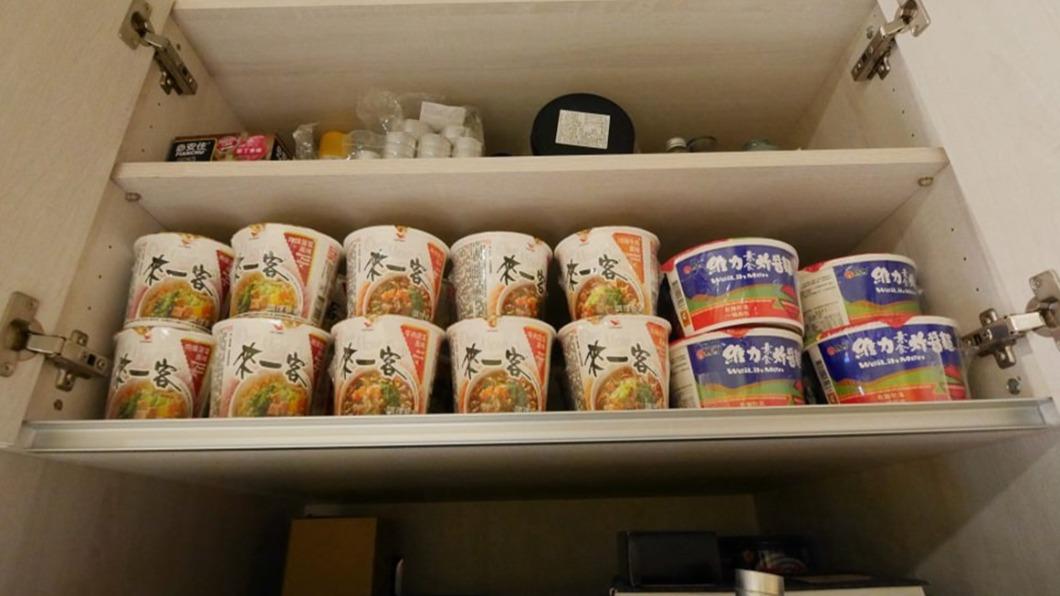泡麵、膠囊咖啡、水果都是免費自取。（圖／黑皮的旅遊筆記提供）
