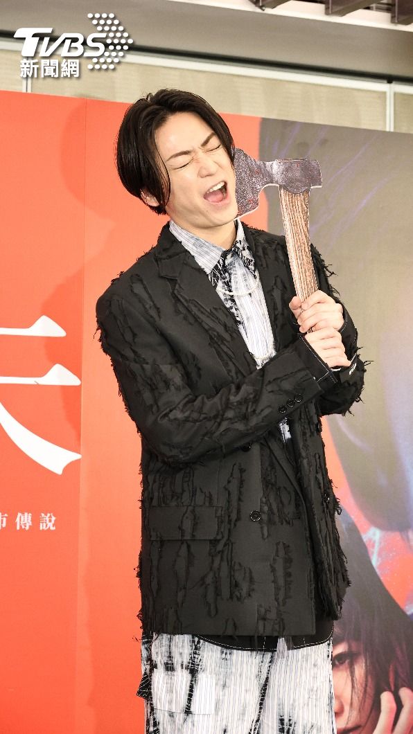 龜梨和也拿起劇中犯案道具的斧頭,表情相當俏皮。(圖/張哲鳴攝)