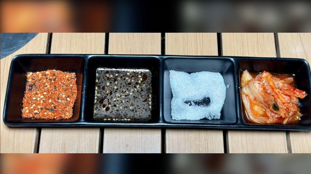 隨餐附上的醬料有:七味辣粉、祕製燒烤醬、玫瑰鹽及韓國泡菜可以搭配食用。(圖/跟著Donna一起吃喝玩樂提供)