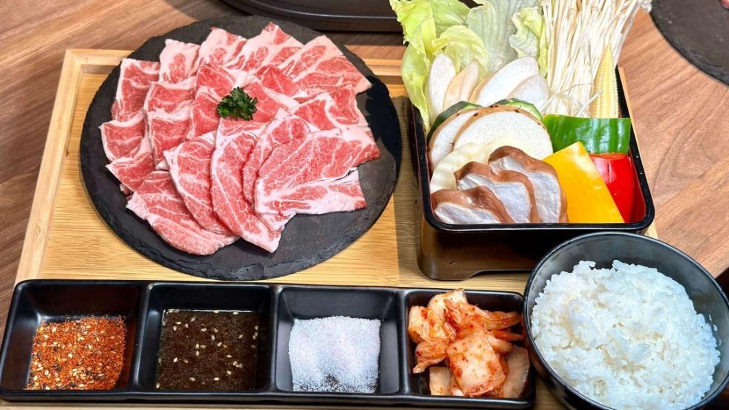 「伊比利梅花豚肉套餐」(429元)肉質不只細緻還很鮮嫩,口感完全不輸給牛肉。(圖/跟著Donna一起吃喝玩樂提供)
