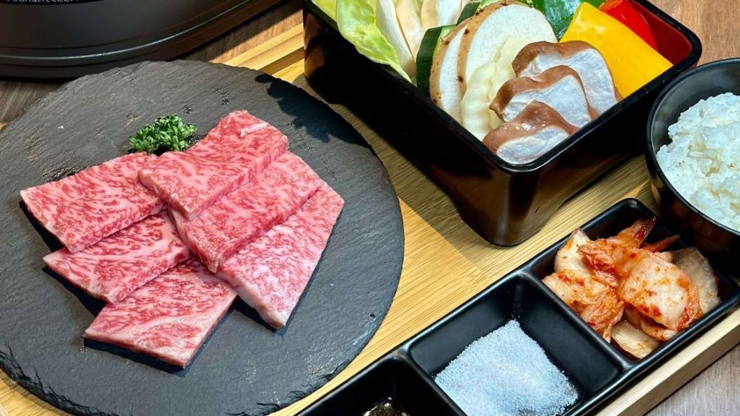 「A5日本宮崎紐約客和牛」(1,399元)牛肉香氣濃郁、油香滿溢。(圖/跟著Donna一起吃喝玩樂提供)