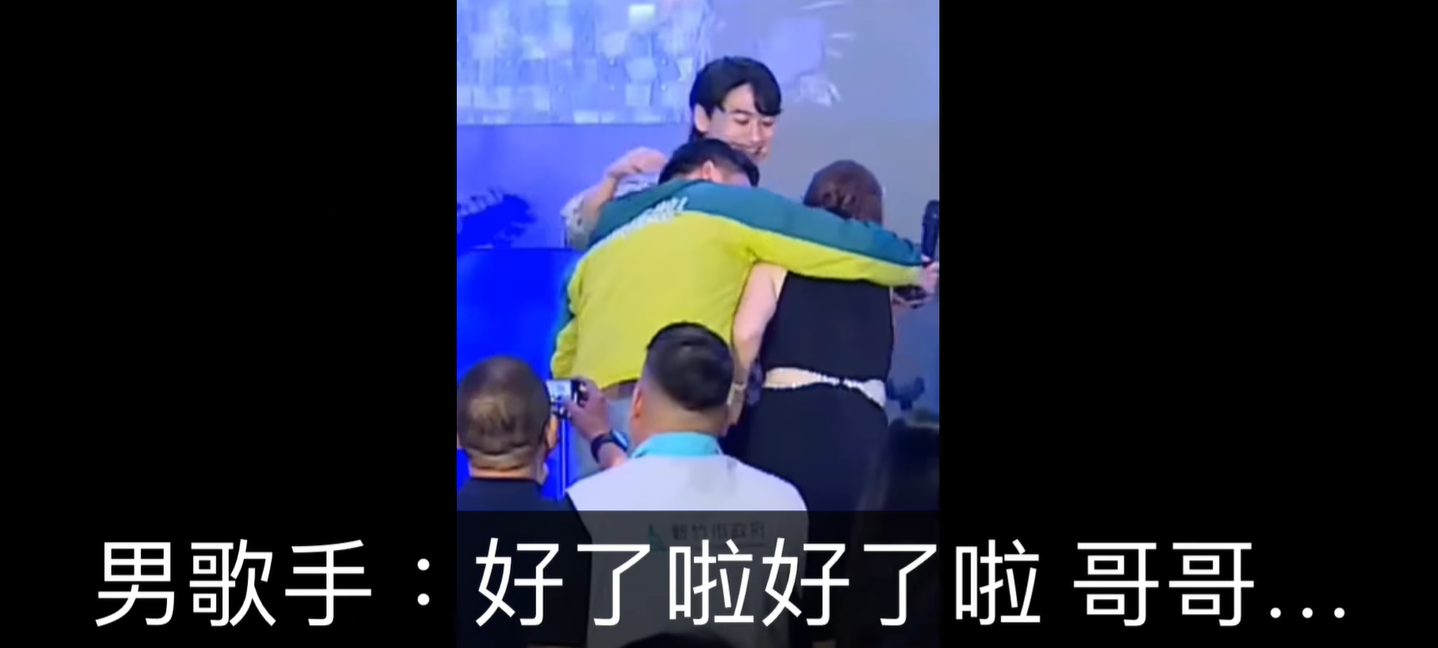男歌手發現陳建名酒醉失態。(圖/翻攝自徐巧芯臉書)