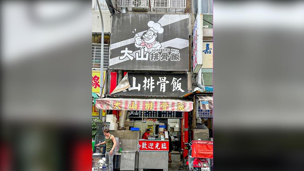 「大山排骨飯」位在苓雅二路、苓雅市場旁邊。(圖/跟著尼力吃喝玩樂提供)