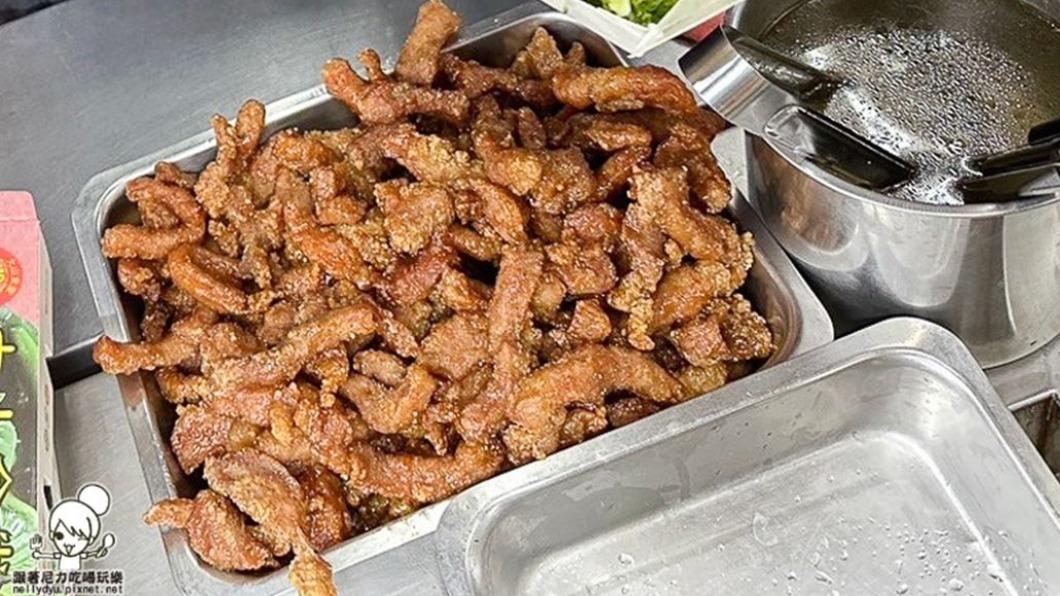 「糖醋排骨」是條狀的,用料不小氣,光看就讓人吞口水!(圖/跟著尼力吃喝玩樂提供)