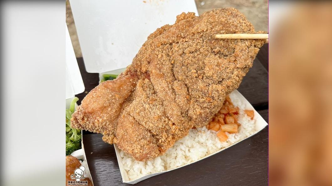 「雞排飯」(100元)雞排整個大到便當盒蓋不起來,CP值很高。(圖/跟著尼力吃喝玩樂提供)