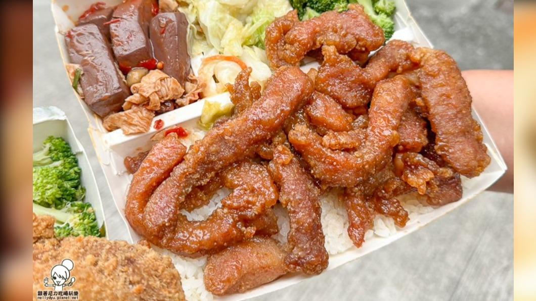「糖醋排骨飯」(95元)肉塊大約放了10~11條,能吃得過癮。(圖/跟著尼力吃喝玩樂提供)