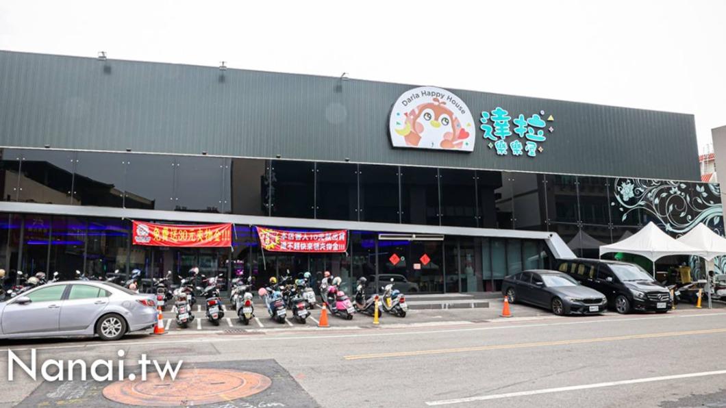 從中央陸橋轉進四維路,就會看到前衛黑色系裝潢的「達拉樂樂屋」。(圖/Nana愛旅行札記提供)