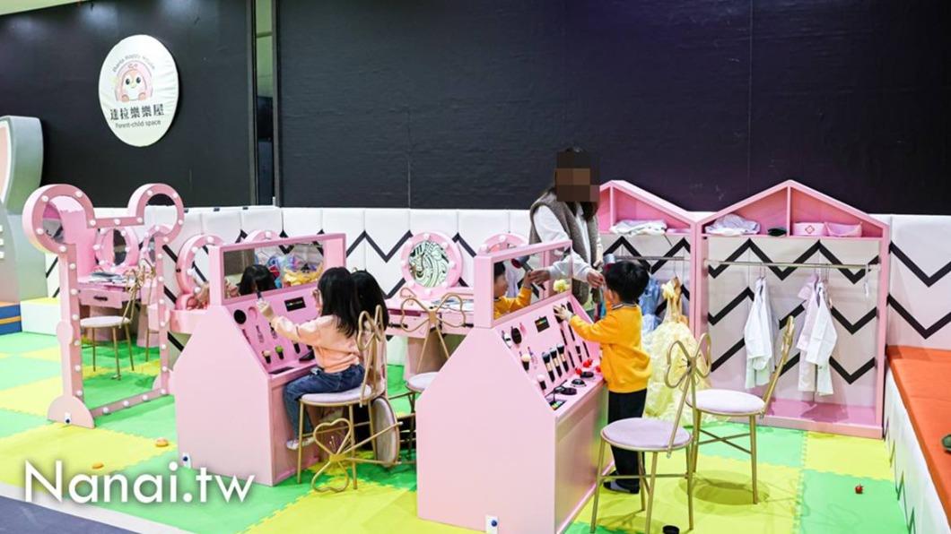 女孩子化妝間也太可愛了,一系列的洋裝、化妝用品、化妝鏡超逼真,小女孩們一來就直接奔向這裡玩樂。(圖/Nana愛旅行札記提供)
