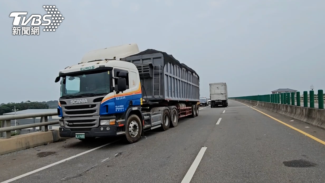 路肩起步的聯結車。(圖/TVBS)