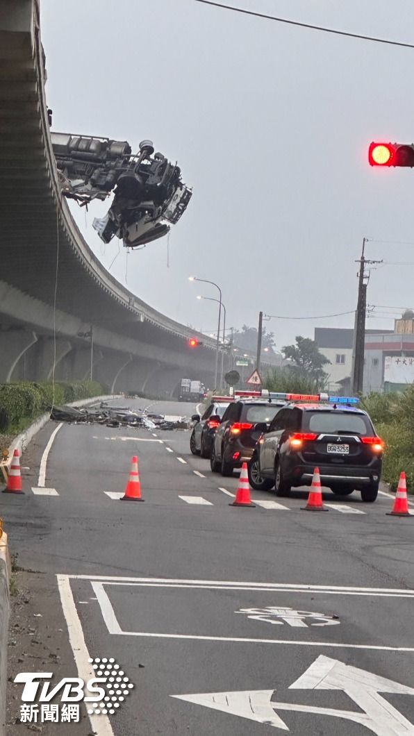 台61線西濱快速道路13日凌晨發生一起驚悚車禍。(圖/TVBS)