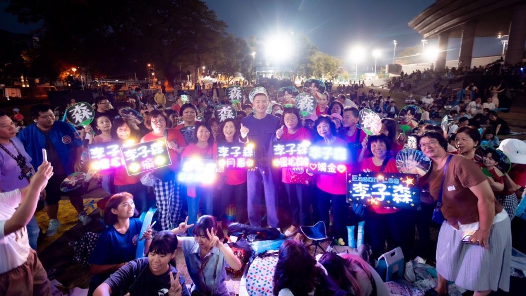 李子森在屏東開唱,近200名鐵粉到場追星力挺。(圖/屏東縣政府提供)