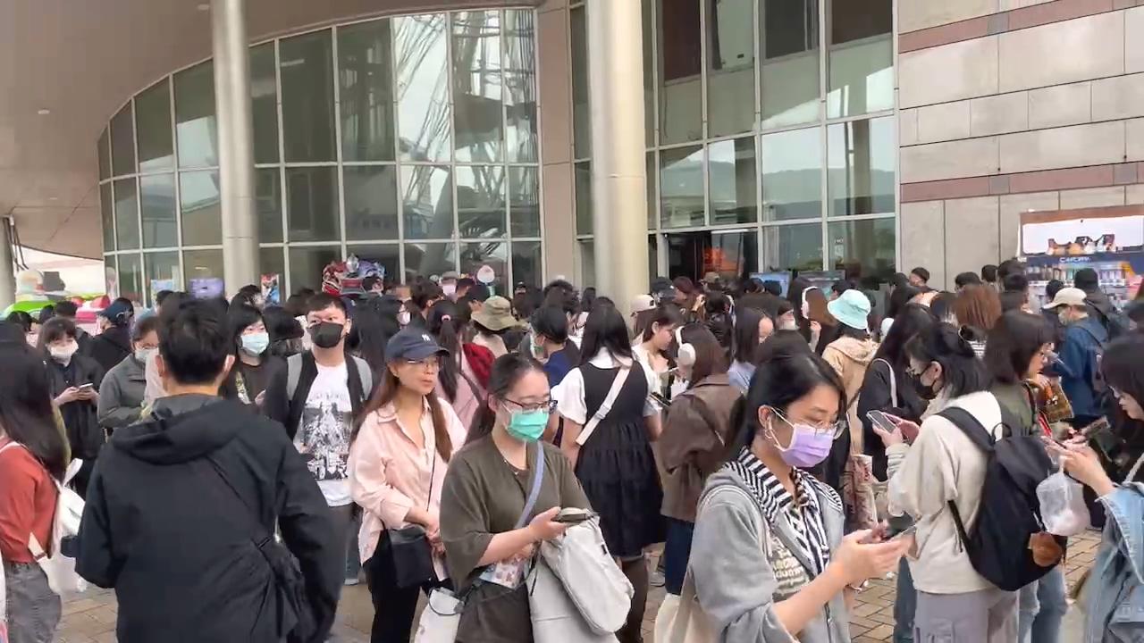 為了搶《排球少年》電影特典,許多民眾都特地請假排隊。(圖/羚邦亞洲提供)