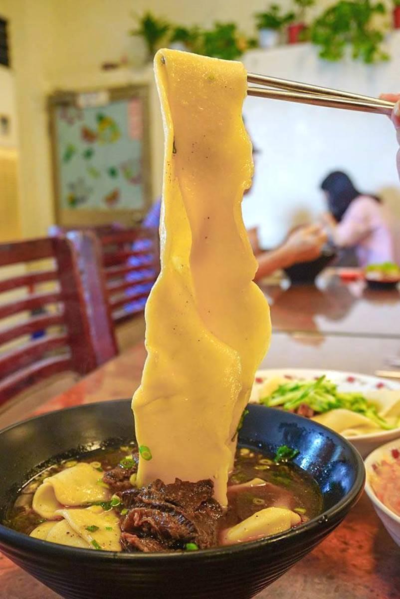 「皮帶麵」整碗只有1條麵。（圖／野田咩的美食書國提供）