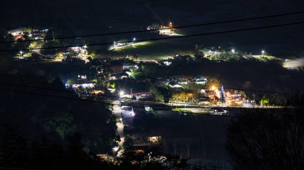 山上的光害較少,夜裡也能俯瞰部落點點燈火。(圖/sya的旅遊部落格提供)
