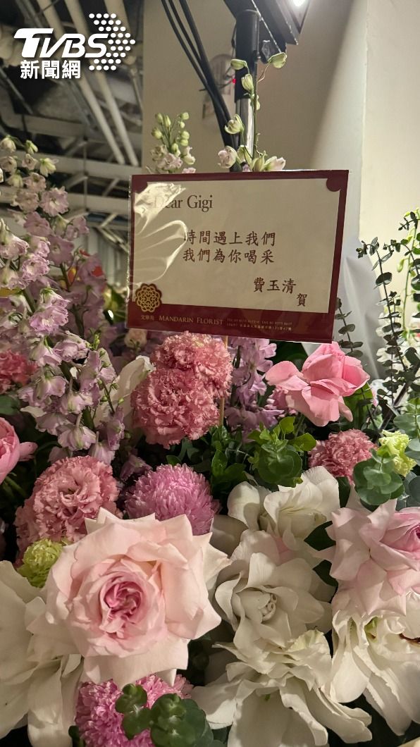 費玉清送上花籃。(圖/劉建偉攝)