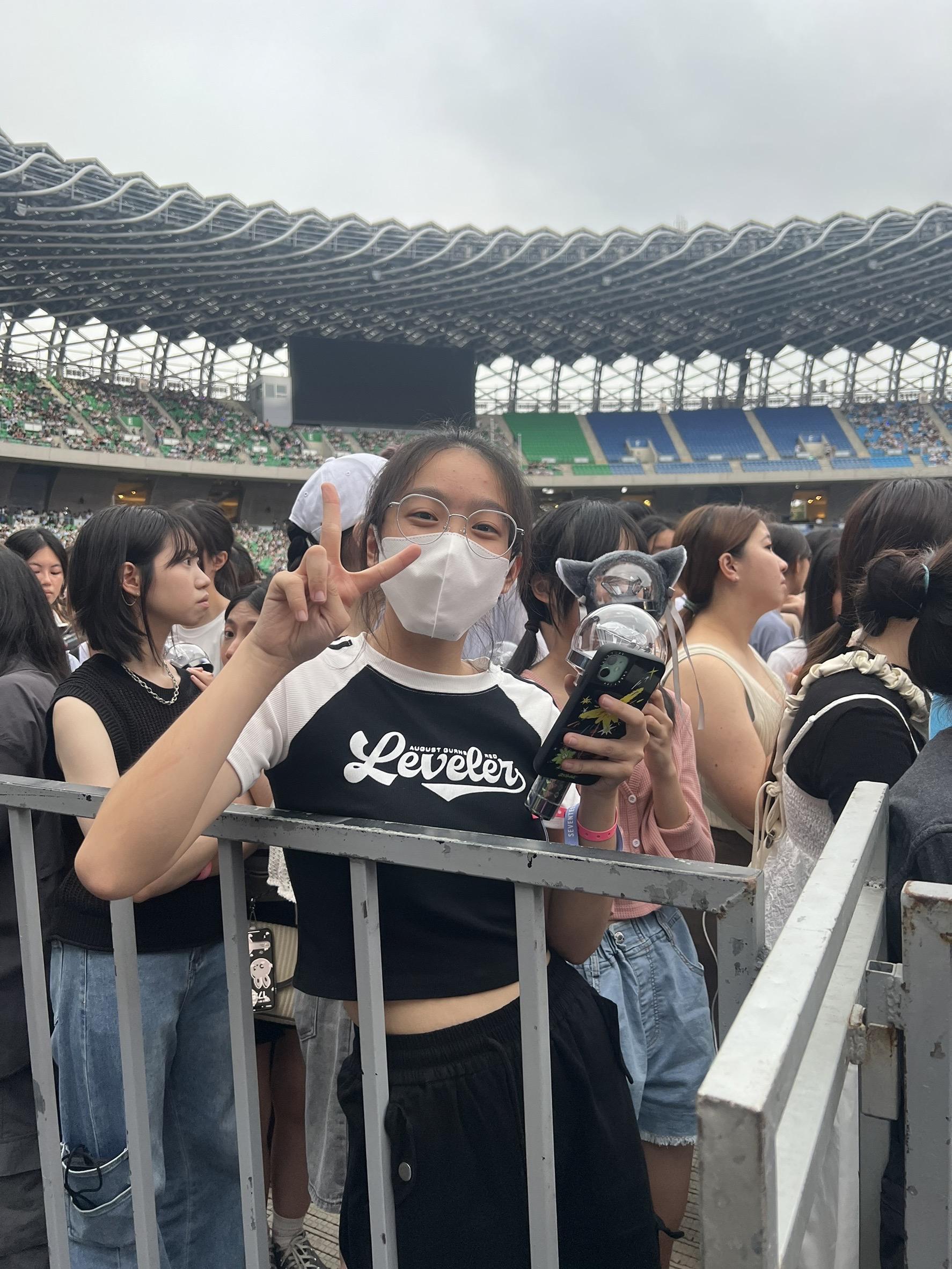 13歲的粉絲王柔柔是來看SEVENTEEN。(圖/讀者提供)