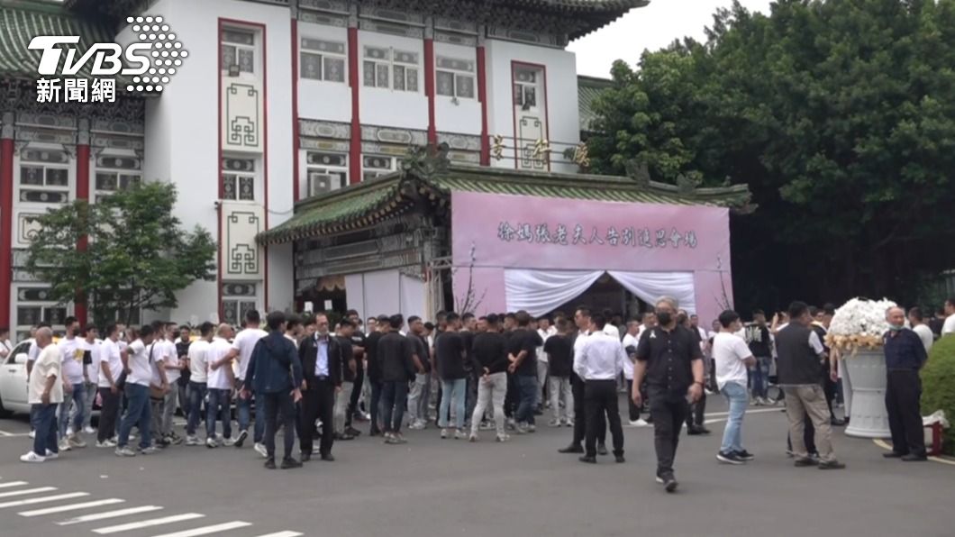 萬華角頭喪母「道上大咖」齊聚公祭　勞斯萊斯送行打頭陣