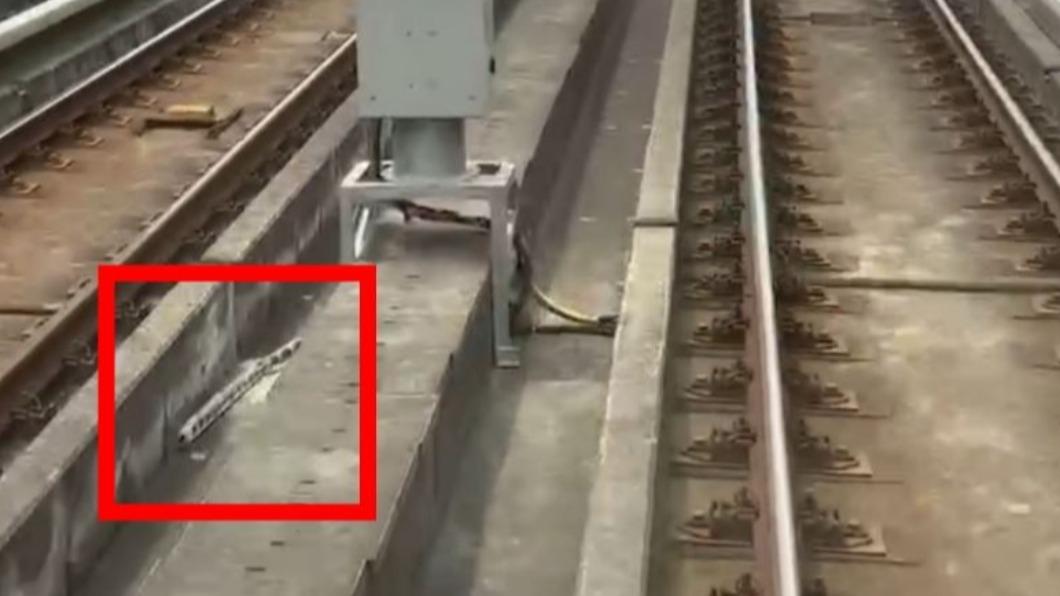 上行軌道出現2公尺長的C型鋼。(圖/翻攝自桃園市政府官網)