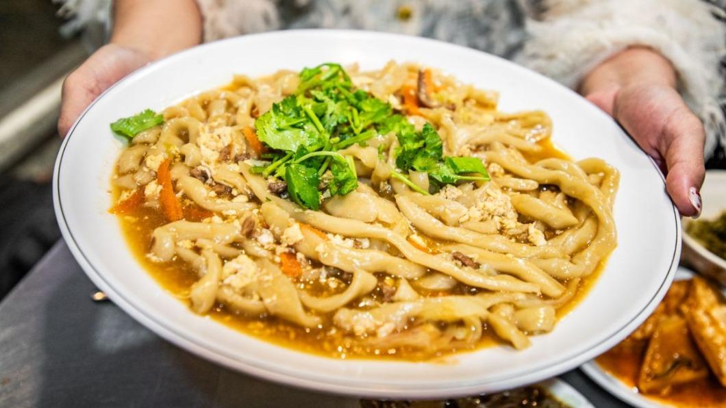 招牌「木鬚肉絲炒麵」(100元,小份)2個人吃應該也是綽綽有餘,幾乎每桌都有點!(圖/大手牽小手。玩樂趣提供)