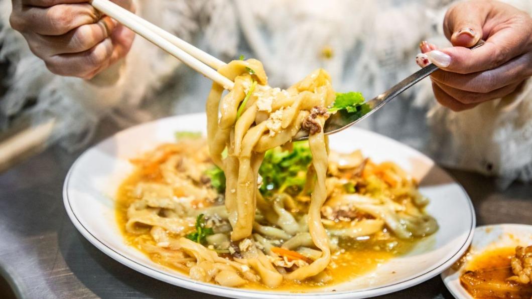 麵條口感相當彈牙,很Q很有嚼勁,有點像是刀削麵或是麵疙瘩的感覺。(圖/大手牽小手。玩樂趣提供)