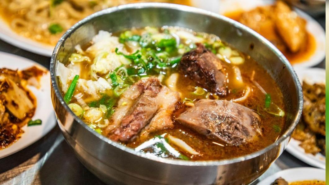 「麻辣牛肉麵」(170元,小碗)牛肉吃起來非常入味且軟嫩,麵條也是一樣Q。(圖/大手牽小手。玩樂趣提供)