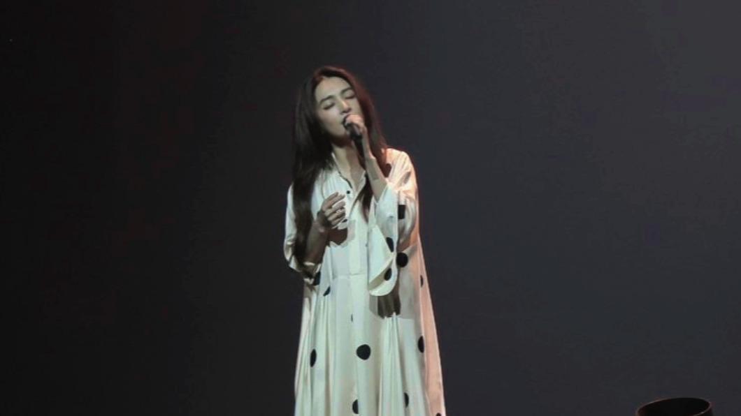 田馥甄特別選唱客語歌曲〈詩的第一行〉,更感謝羅文裕幫助她唱好歌詞。(圖/客委會提供)