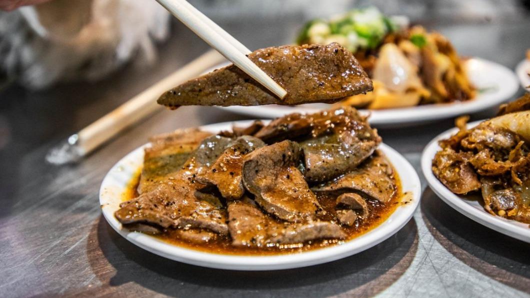 「黑胡椒豬肝」(50元)香氣極濃,黑胡椒醬汁緊緊附在軟嫩豬肝上,鹹香好吃。(圖/大手牽小手。玩樂趣提供)