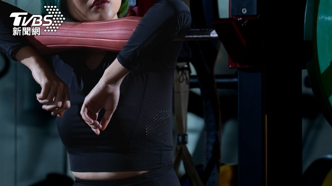 搶運動器材互毆!健身房淪擂台 外國女濺血「遭咬斷手指」