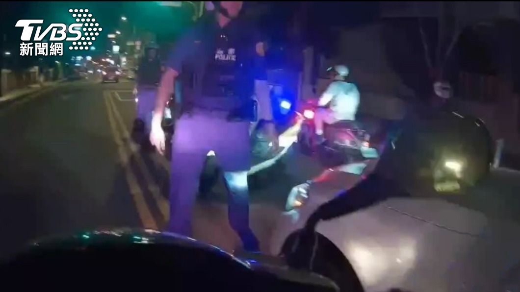 快打警力攔截逮捕9人。（圖／TVBS）
