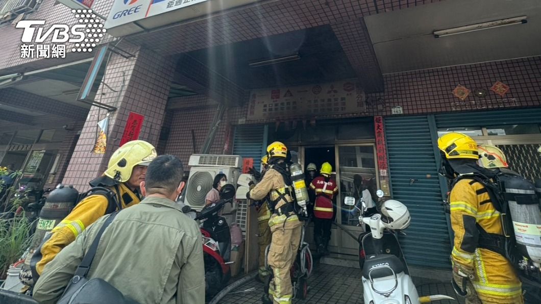 快訊/高雄冷氣行火警!他爬窗急逃生 目擊者驚:3次爆炸聲