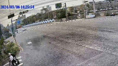 林男煞車不及,撞到前方王男。(圖/TVBS)