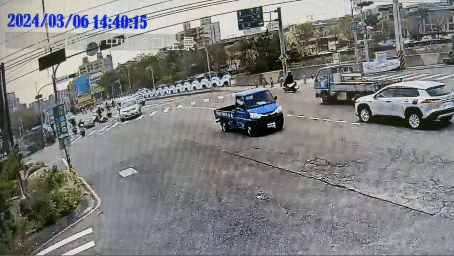 謝女為讓前車右轉,暫停停等時遭江男追撞。(圖/TVBS)