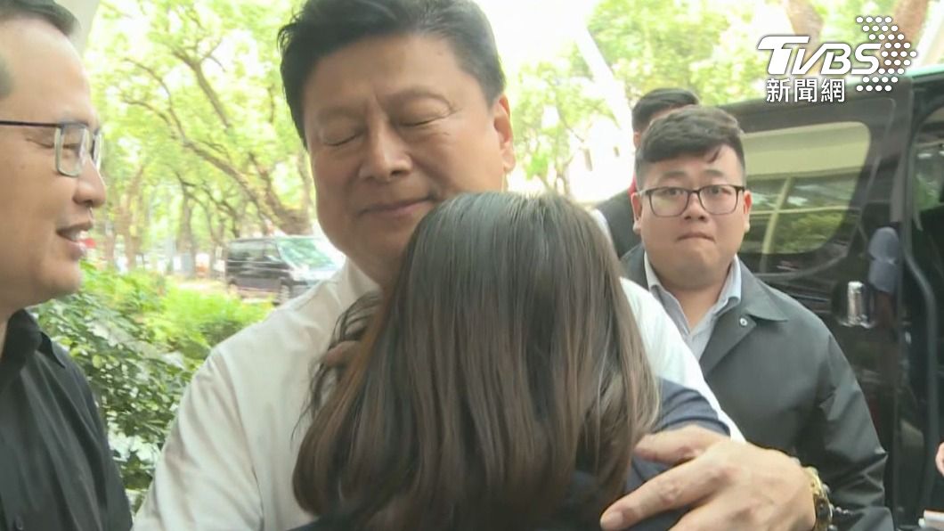 徐巧芯哭倒傅崑萁懷中(圖/TVBS)