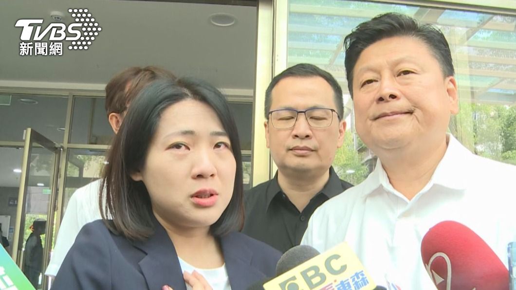 徐巧芯哭倒傅崑萁懷中(圖/TVBS)