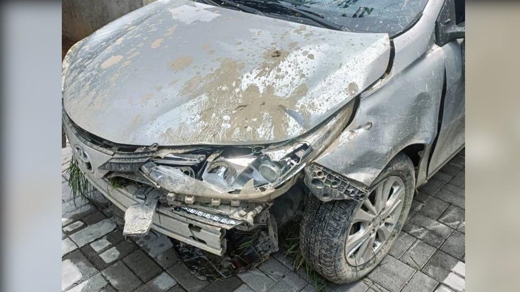 曾男的車輛衝入田內，擋風玻璃破裂，保險桿掉落。（圖／翻攝自Dcard）