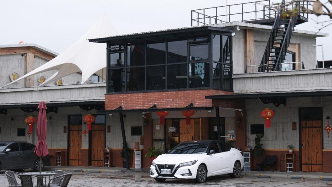 民宿有大庭院，停車很方便。（圖／JJ.Hsu提供）