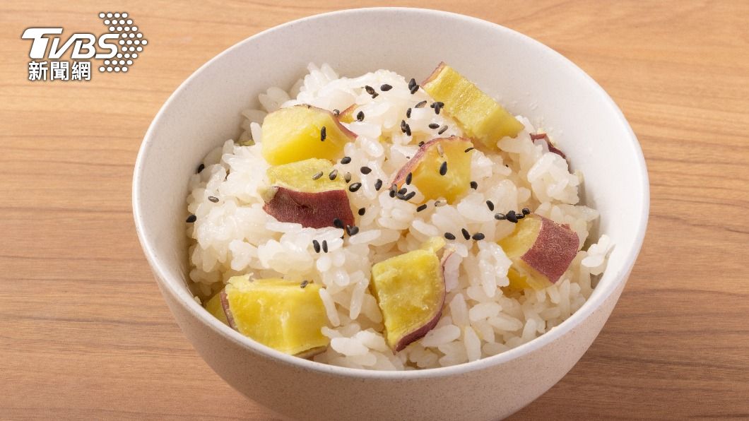 地瓜飯是非常適合解決便秘問題的優質飲食之一。(示意圖/shutterstock達志影像)