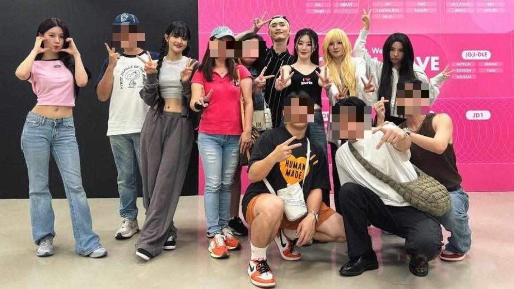 鍾明軒與(G)I-DLE所有成員合照,吸引超過3萬人按讚熱議。(圖/翻攝自「big_star_ken」Threads)