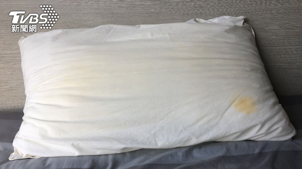 男生枕頭總是又黃又油?醫揭「3原因」:不是沒洗乾淨