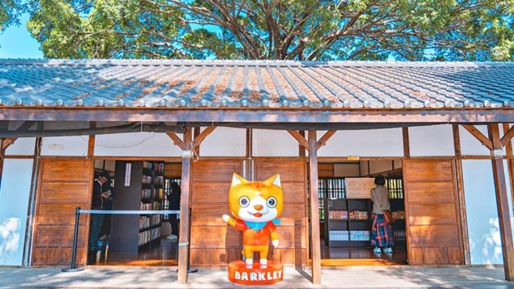 「林森路33號書店」收藏了上千本來自台灣、日本的經典漫畫。(圖/旅行履行中提供)