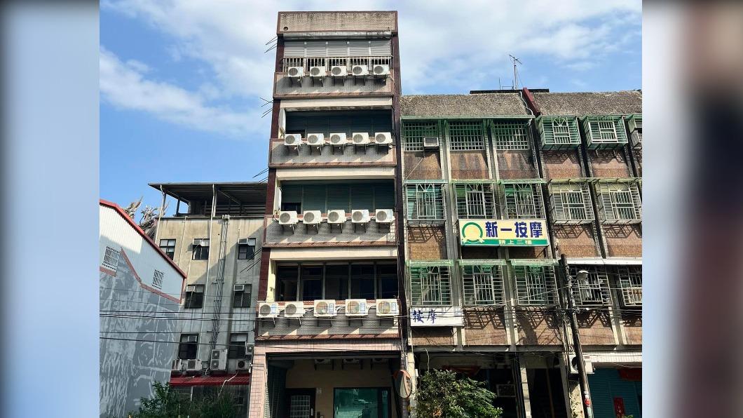 有這麼熱？透天外牆驚見「20台冷氣」　見隔壁按摩店網笑：不單純