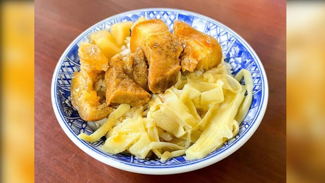 「豬腳飯」豬腳軟嫩可口,搭配來自花蓮的米飯、口感爽脆的滷筍絲,風味清爽不膩。(圖/米其林指南提供)
