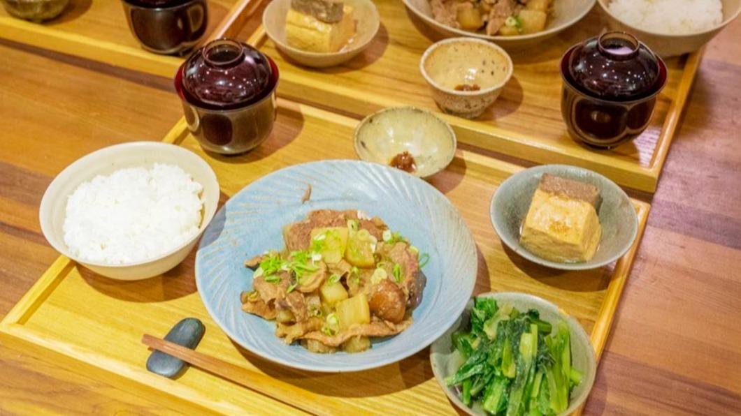 「蘿蔔栗子燉牛筋」以本土黃牛筋肉、白味噌提味,配上粒粒分明的米飯,鹹香下飯。(圖/算命的說我很愛吃提供)