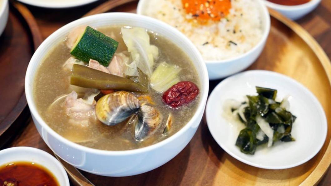 「剝皮辣椒蛤蜊雞套餐」(260元)湯頭兼具溫醇、酸香、甘甜風味,料多實在。(圖/大口老師的走跳學堂!提供)