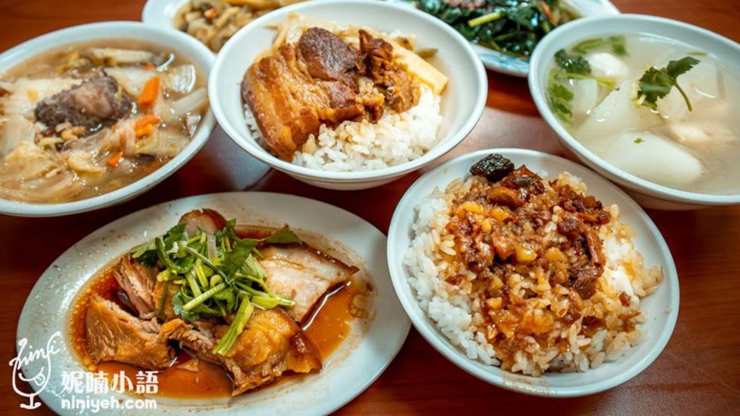 招牌「滷肉飯」(35元,小碗、50元,大碗)吃起來膠質滿滿、鹹香而不膩口。(圖/妮喃小語提供)